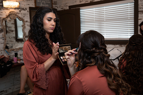 2-Bridesmaids-Getting-Ready-16