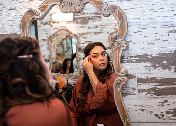 2-Bridesmaids-Getting-Ready-23